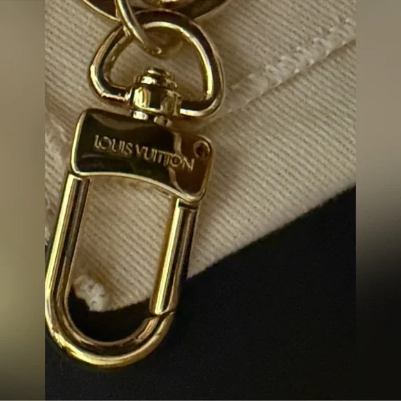 LOUIS Vuitton Key Chain - Picture 7 of 7